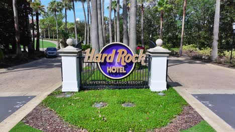 Entrada-Al-Hotel-Hard-Rock-En-Universal-Orlando-Resort-Con-Palmeras-Al-Fondo