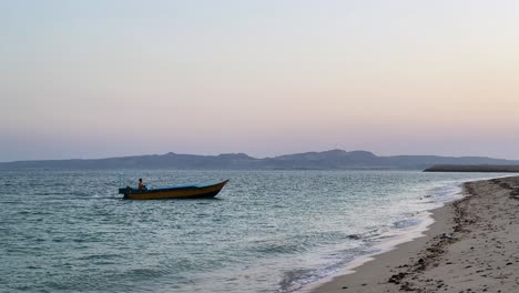 Hochgeschwindigkeitsboot-Legt-Im-Sommer-Am-Sandstrand-An.-Der-Seemann-Steuert-Das-Boot-In-Der-Dämmerung-Und-Bei-Sonnenuntergang.-Wunderschöne-Meeresküstenlandschaft.-Dorfleben.-Angelausflüge-In-Die-Iranische-Natur.-Weite-Sicht