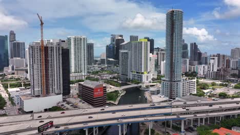 Skyline-Der-Innenstadt-Von-Miami-Mit-Hochhäusern-Und-Viel-Befahrenen-Autobahnen