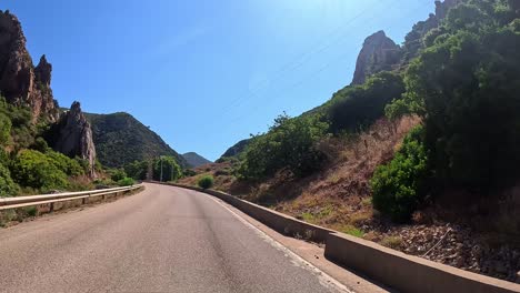 Hermoso-Día,-Viaje-Relajante,-Campo-Sardo,-Destino-Italiano