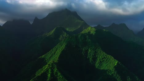 Sonnenuntergang-Licht-Hoch-Aufragende-Berggipfel-Tal-Stadt-Dorf-Teahupoo-Tahiti-Französisch-Polynesien-Luftdrohne-Ansicht-Unglaublich-Dunkle-Wolken-Insel-Landschaft-Moorea-Bora-Bora-Papeete-Kreis-Rechts-Langsam