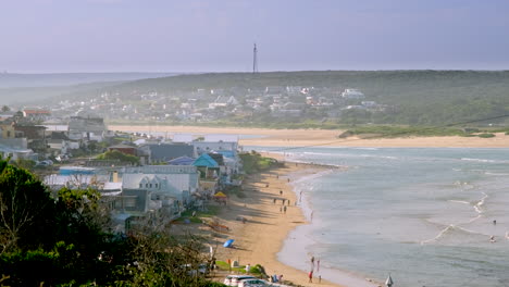 Erhöhte-Ansicht-über-Den-Beliebten-Still-Bay-West-Beach-Und-Surfspot,-Westkap