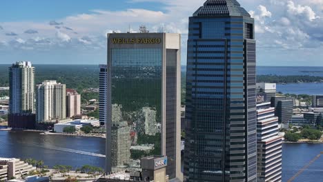 Aerial-view-of-mirrored-Wells-Fargo-Tower-in-Jacksonville-City,-Florida