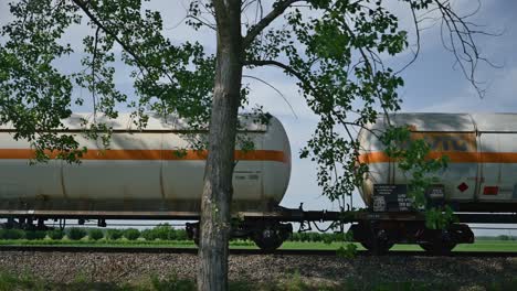 VTG-Gaskesselwagen-In-Zugkomposition-Durch-Die-Ländliche-Landschaft-Der-Vojvodina