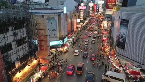 Luftaufnahme-Der-Yaowarat-Road-Im-Stadtteil-Chinatown,-Nachts-Beleuchtet,-Fußgänger--Und-Autoverkehr,-Berühmtes-Wahrzeichen