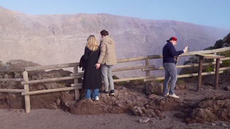 Cuet-Pareja-Romántica-Visitando-La-Cima-Del-Volcán-Vesubio-En-Nápoles,-Italia