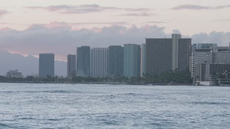 Blick-Auf-Die-Innenstadt-Von-Honolulu-Bei-Sonnenuntergang-Vom-Waikiki-Beach