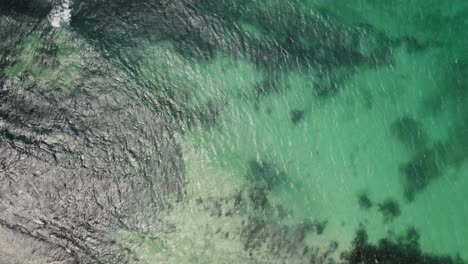 Luftaufnahme-Einer-Drohne-Aus-Der-Luft-über-Einem-Tropischen-Strand-Mit-Blauem-Himmel-Und-Türkisfarbenem-Wasser-In-St.