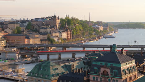 Luftaufnahme-Des-Verkehrs-Auf-Der-Zentralen-Brücke-In-Stockholm-Mit-Mariaberget-Dahinter