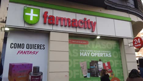 Estableciendo-En-Farmacity,-La-Gente-Camina-En-Tiendas-De-Comestibles-Y-Medicinas-Urbanas,-Cadena-Comercial-De-Buenos-Aires-Argentina