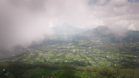 Paisaje-Atmosférico-De-Nubes-Sobre-Un-Pueblo-Rural-Cerca-Del-Monte-Batur-En-Bali,-Indonesia