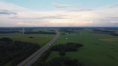 Weg-Zu-Grüner-Energie-Windturbinen-Produzieren-Strom-Neben-Der-Autobahn