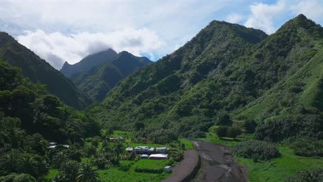 Hoch-Aufragende-Berge-Vulkangipfel-Täler-Flüsse-Teahupoo-Stadt-Tahiti-Französisch-Polynesien-Moorea-Papeete-Luftdrohne-Atemberaubende-Insel-Später-Vormittag-Nachmittag-Blauer-Himmel-Tagsüber-Sonnige-Wolken-Kreis-Rechts