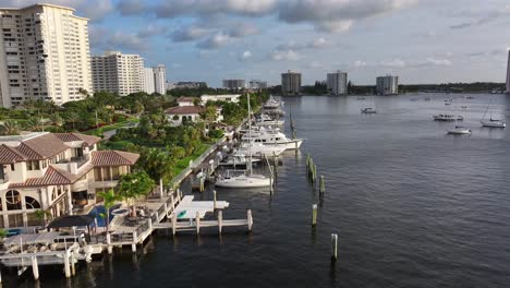 Waterfront-mansions-on-intracoastal-waterway-in-Boca-Raton,-Florida