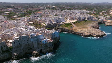 Paisaje-Urbano-De-La-Ciudad-De-Polignano-A-Mare,-Región-De-Puglia,-Italia---Disparo-Aéreo-De-Drones