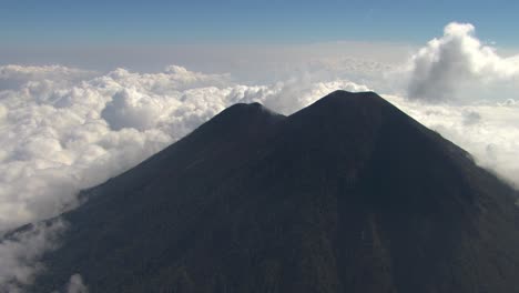 Eine-Atemberaubende-Luftaufnahme-Von-Guatemalas-Zwillingsgipfeln,-Dem-Vulkan-Acatenango-Und-Dem-Feurigen-Vulkan-Fuego,-Der-Sich-über-Den-Wolken-Erhebt