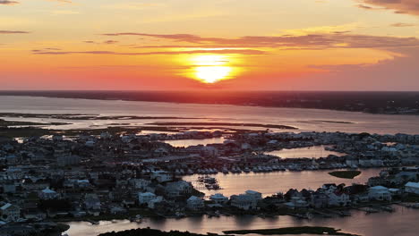 Toma-épica-De-Un-Dron-De-La-Puesta-De-Sol-Sobre-La-Playa-Atlántica-De-Carolina-Del-Norte