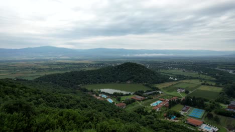 4k:-Drone-Volando-Sobre-Las-Verdes-Montañas-Hacia-El-Lago-Lopota-En-Georgia-En-Un-Día-Nublado