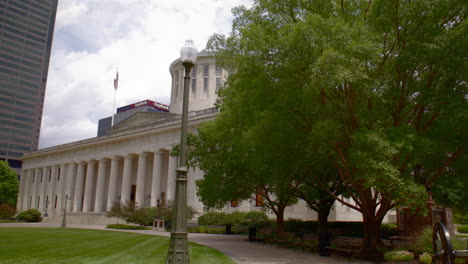 Ohio-State-Capitol-building-in-Columbus,-Ohio-with-video-moving-past-lamp-post