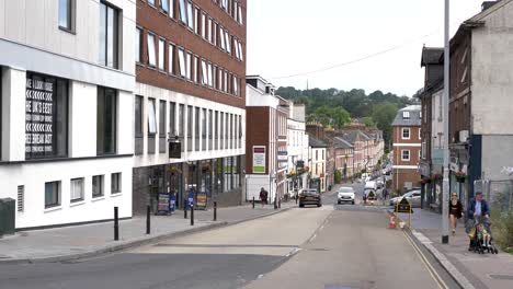 Straßenansicht-Der-Longbrook-Street-Mit-Gemischt-Genutzten-Gebäuden-Und-Fußgängeraktivitäten,-Exeter,-Devon,-Großbritannien,-Juni-2024