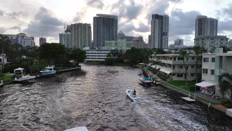 Boats-navigate-New-River-with-Fort-Lauderdale’s-skyline-in-the-background