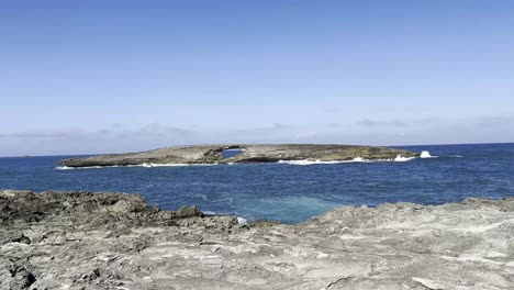 Una-Vista-Impresionante-Del-Arco-De-Roca-Natural-En-El-Camino-Del-Estado-De-Laie-Point-En-Oahu,-Hawaii