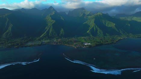 Goldene-Stunde-Sonnenuntergang-Hoch-Aufragende-Berggipfel-Brandung-Riff-Brechen-Kanal-Teahupoo-Welle-Tahiti-Französisch-Polynesien-Luftaufnahme-Drohne-Ansicht-Unglaubliche-Insel-Landschaft-Olympia-Moorea-Bora-Bora-Papeete-Rückwärts