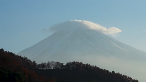 Mount-Fuji-Mit-Einer-Wolkenkappe-Im-Herbst