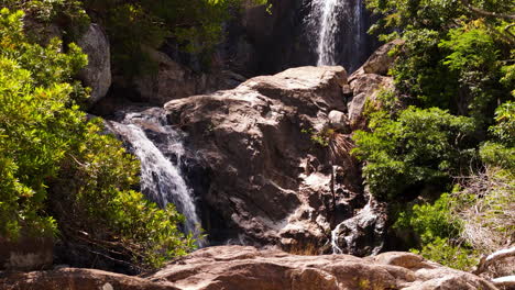 Atemberaubende-Wasserfälle,-Die-Durch-Uralte-Felsformationen-In-Den-üppig-Grünen-Dschungeln-Vietnams-Stürzen