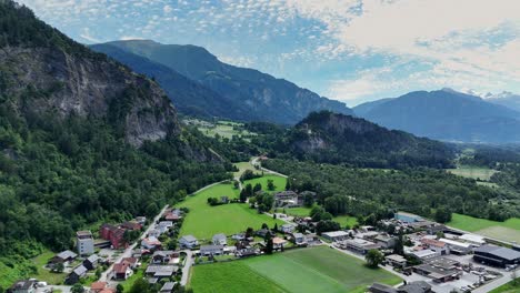 Vista-Aérea-Panorámica-De-Rothenbrunnen,-Suiza-Con-Exuberante-Vegetación-Y-Majestuosas-Montañas