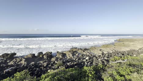 Una-Vista-Cautivadora-De-Las-Olas-Rompiendo-Contra-La-Costa-Rocosa-De-Oahu,-Hawai