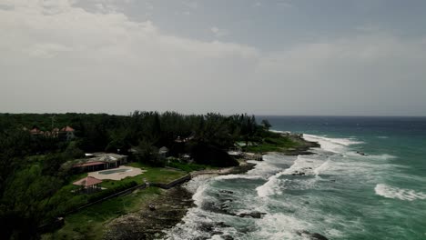 Atemberaubende-Luftaufnahme-Einer-Tropischen-Drohne-Mit-Blauem-Himmel-Und-Türkisfarbenem-Wasser-In-St.