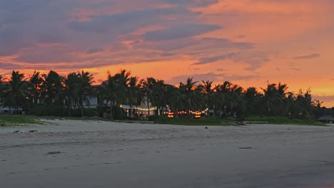 Roter-Abendhimmel-Hinter-Ferienvillen-Und-Palmen-In-Danang,-Vietnam