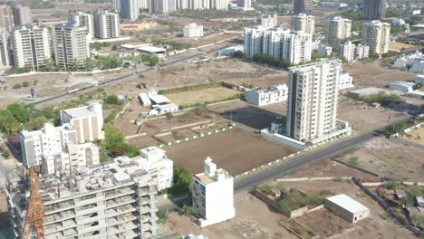 Cámara-De-Drones-Caminando-Hacia-Atrás-Mientras-Continúan-Los-Trabajos-De-Construcción-De-Un-Gran-Complejo-De-Cintura.