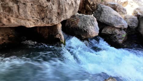 La-Cascada-De-Bekhal-Es-Un-Manantial-Natural-Que-Fluye-Desde-Una-Montaña-Cerca-De-Rawandiz,-Kurdistán,-Irak.