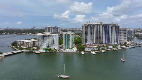 Hochhäuser-Am-Wasser-In-Miami-Beach