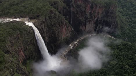 Vista-Aérea-De-Las-Cataratas-Wallaman-Y-George,-Naturaleza-Increíble-En-El-Parque-Nacional-Girringun,-Queensland,-Australia