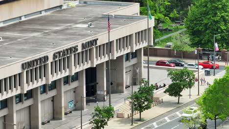 Gebäude-Der-United-States-Mint-In-Philadelphia,-Pennsylvania