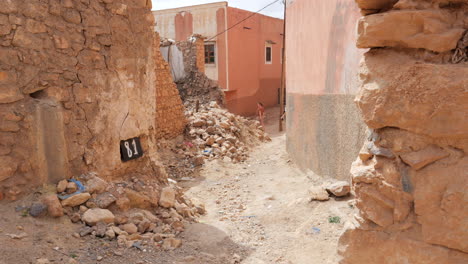 Turistas-Caminando-En-La-Aldea-De-Atlas-Golpeada-Por-Un-Terremoto-Estático-En-Marruecos