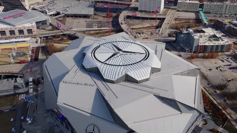 Luftaufnahme-Des-Gebäudedesigns-Mit-Versenkbarem-Dach-Des-Mercedes-Benz-Stadions