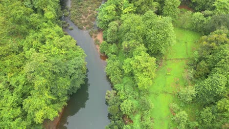 Nahaufnahme-Des-Flusses,-Weite-Grüne-Hügelstation,-Drohnenansicht-In-Manja-In-Konkan