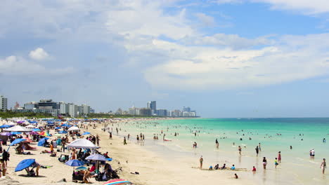 Weitwinkel-Von-Miami-Beach,-Florida-Unter-Blauem-Himmel