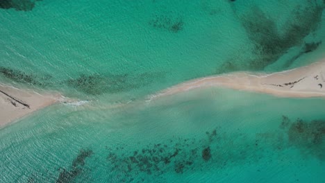 Cayo-de-agua's-sandy-strip-surrounded-by-clear-turquoise-waters,-aerial-view