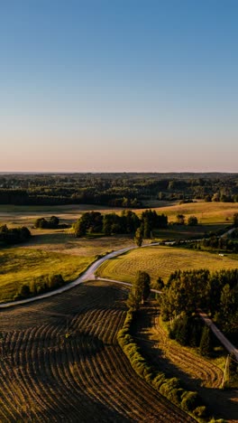 Vista-Aérea-Vertical-De-Tierras-De-Cultivo-En-Hermosos-Colores-Del-Atardecer