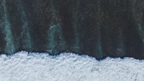 Toma-De-Drones-De-Arriba-Hacia-Abajo-Siguiendo-El-Movimiento-De-Las-Olas-En-Uluwatu,-Bali,-Indonesia