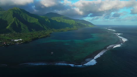 Perfecta-Hora-Dorada-Puesta-De-Sol-Imponentes-Picos-De-Las-Montañas-Surf-Arrecife-Descanso-Canal-Teahupoo-Ola-Tahití-Polinesia-Francesa-Aéreo-Vista-De-Drone-Increíble-Paisaje-Isleño-Moorea-Bora-Bora-Papeete-Círculo-Derecho