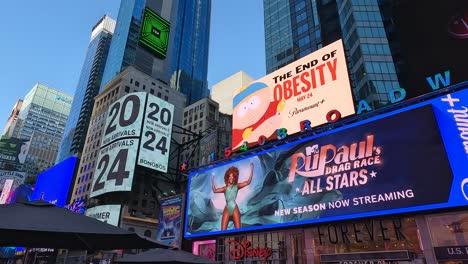 Los-Vibrantes-Carteles-De-Times-Square-En-La-Ciudad-De-Nueva-York.