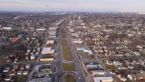 Traffic-on-Fort-Street-in-Lincoln-Park,-Michigan,-USA---view-from-above