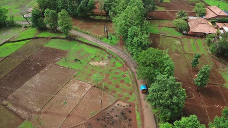 Vista-De-Drones-De-La-Carretera-Del-Pueblo-De-Tampo-O