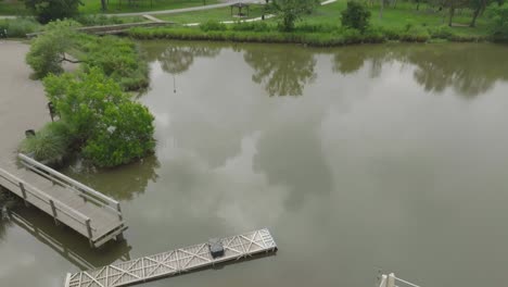 Una-Vista-Aérea-De-Los-Daños-Al-Muelle-De-Pesca-Y-Al-Lanzamiento-De-Kayak-Debido-Al-Huracán-Beryl-En-Bay-Area-Park,-Pasadena,-Texas.